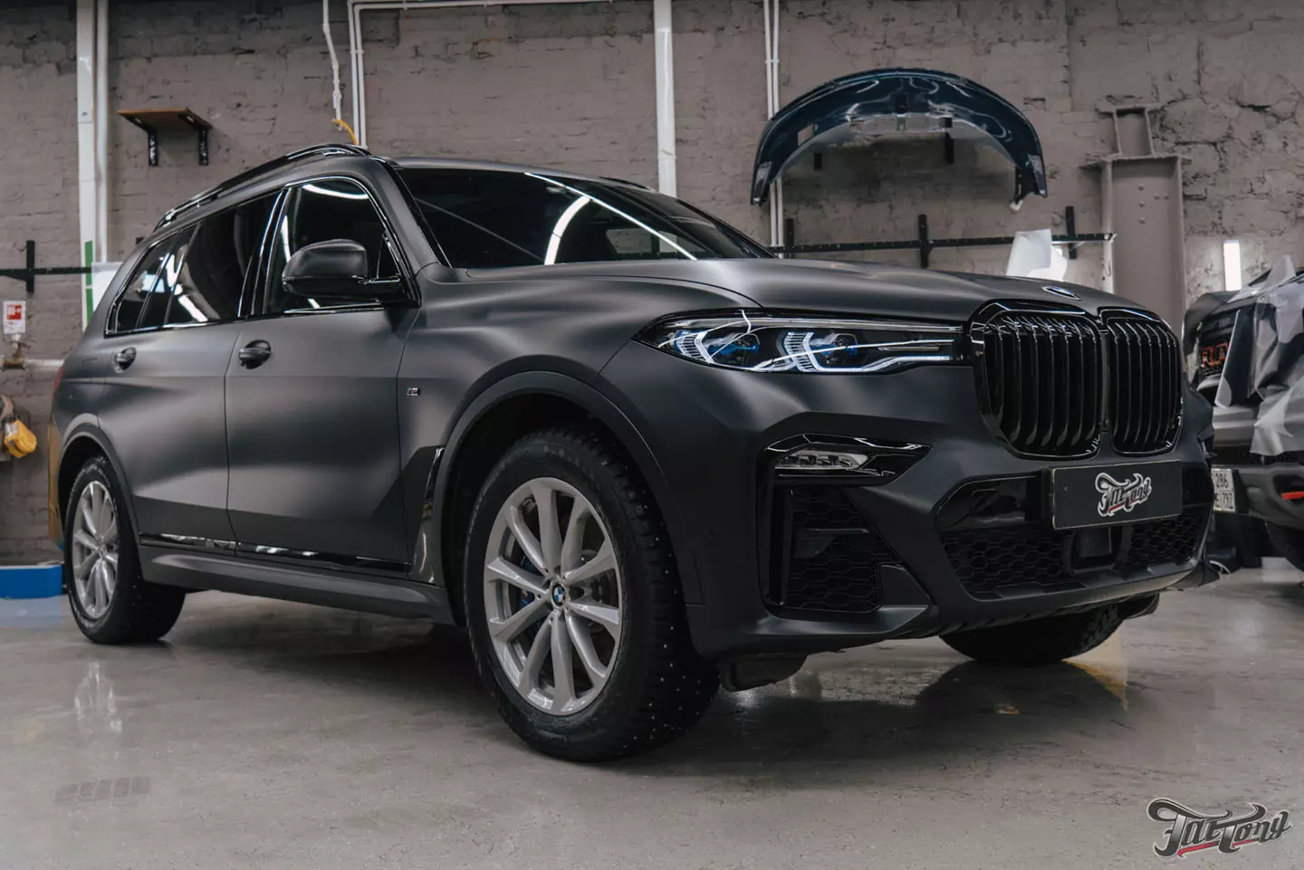 Оклеили BMW X7 в матовый полиуретан, провели чистку салона и покрыли кожу керамикой